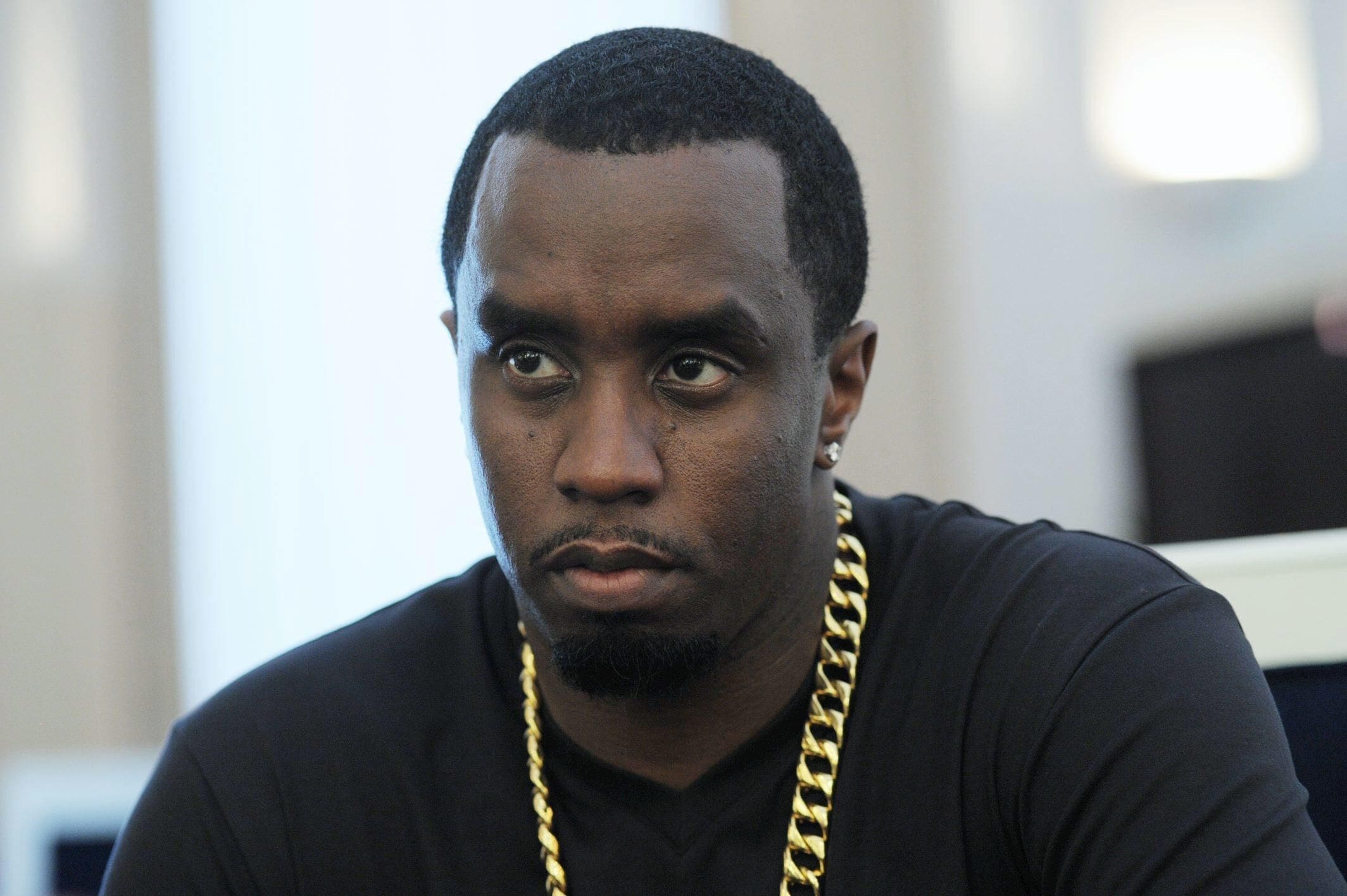découvrez les derniers rebondissements de l'affaire diddy et plongez dans le questionnement sur la fidélité de son ancien assistant. un regard exclusif sur les révélations et les implications de cette affaire intrigante.