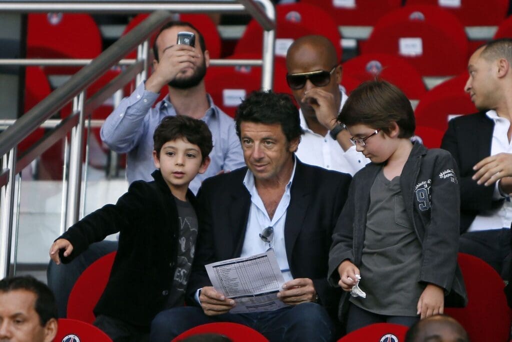 découvrez l'univers d'amanda sthers, la talentueuse auteur et réalisatrice, et sa relation complice avec ses enfants. plongez dans leur quotidien, leurs aventures et les valeurs qu'elle leur transmet à travers sa créativité et son engagement familial.