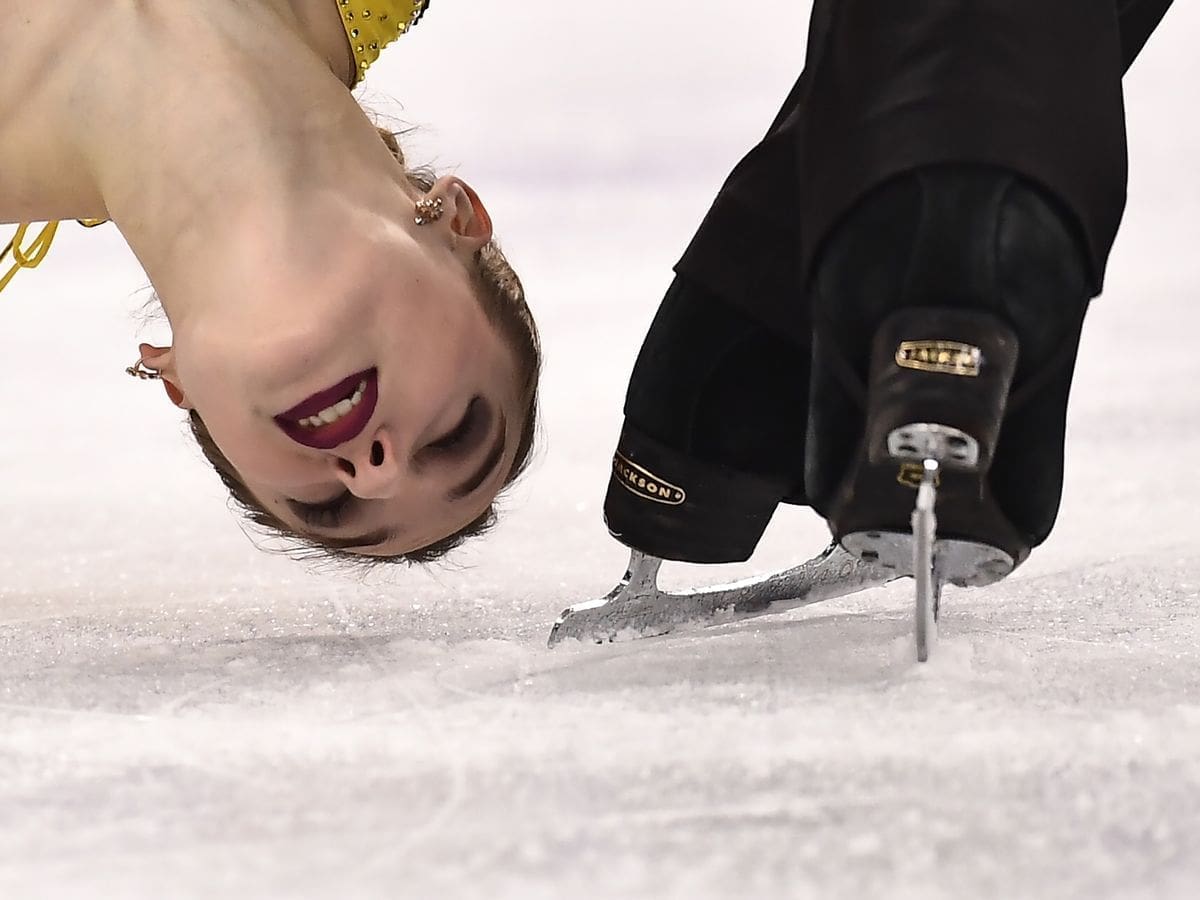 découvrez l'émotion poignante du patinage artistique aux états-unis, où la tristesse se mêle à la beauté des performances sur glace. plongez dans l'univers mélancolique des patineurs qui expriment leurs luttes et leurs passions à travers des chorégraphies émouvantes.