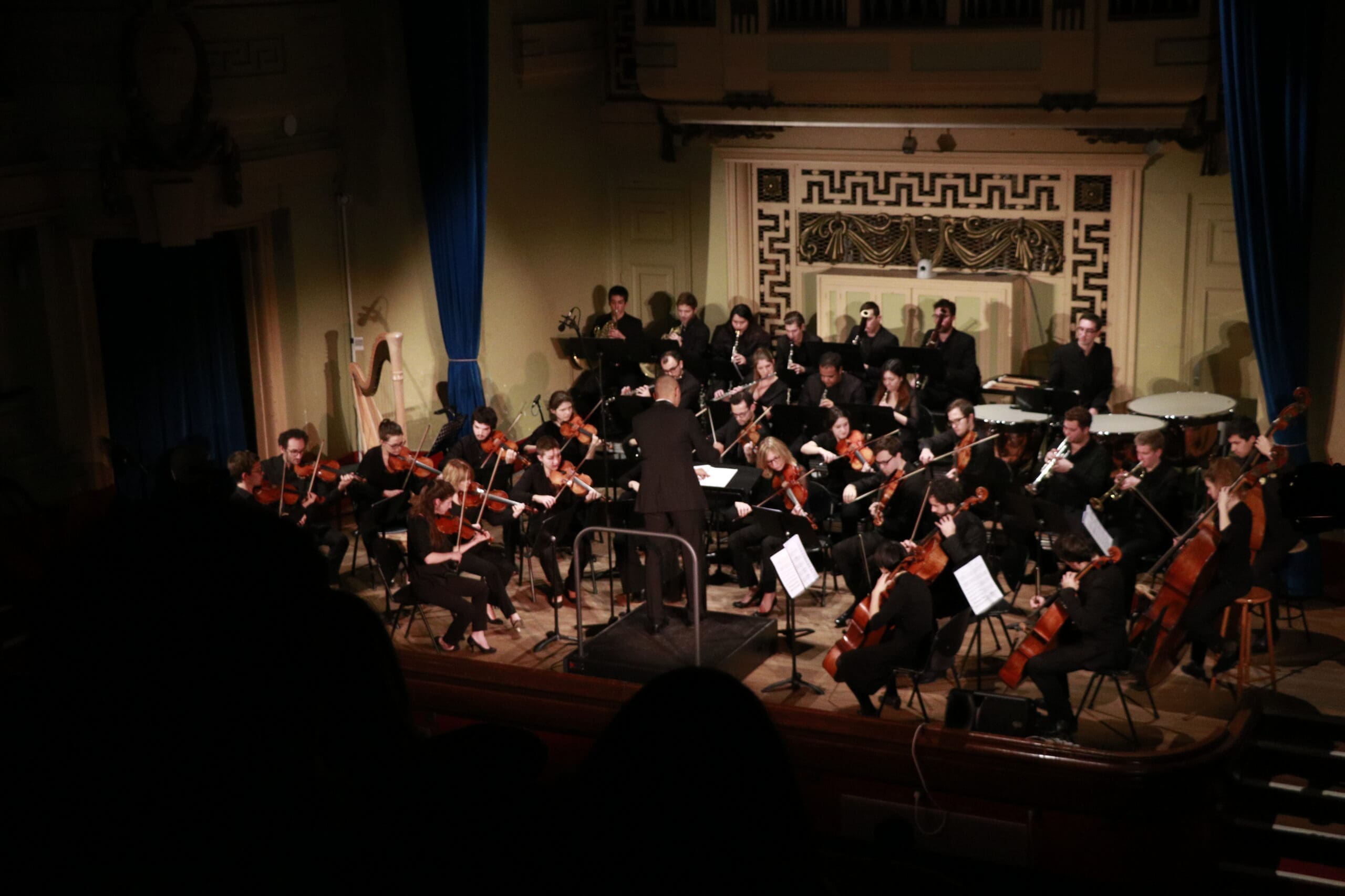 assistez à notre concert d'ouverture exceptionnel, une soirée inoubliable pleine de musique envoûtante et de performances captivantes. rejoignez-nous pour célébrer le début d'une saison musicale riche en émotions.