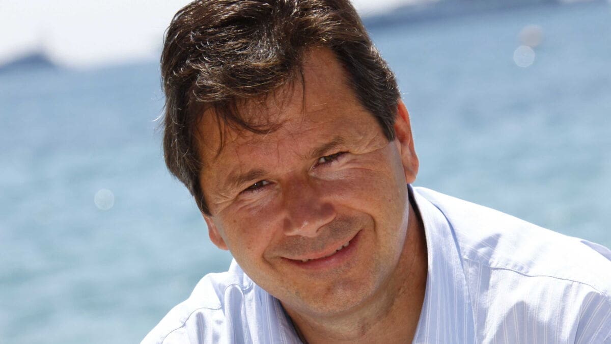 david charvet, célèbre chanteur et acteur, a récemment été hospitalisé. découvrez les détails de son état de santé et les réactions de ses fans face à cette nouvelle inquiétante.