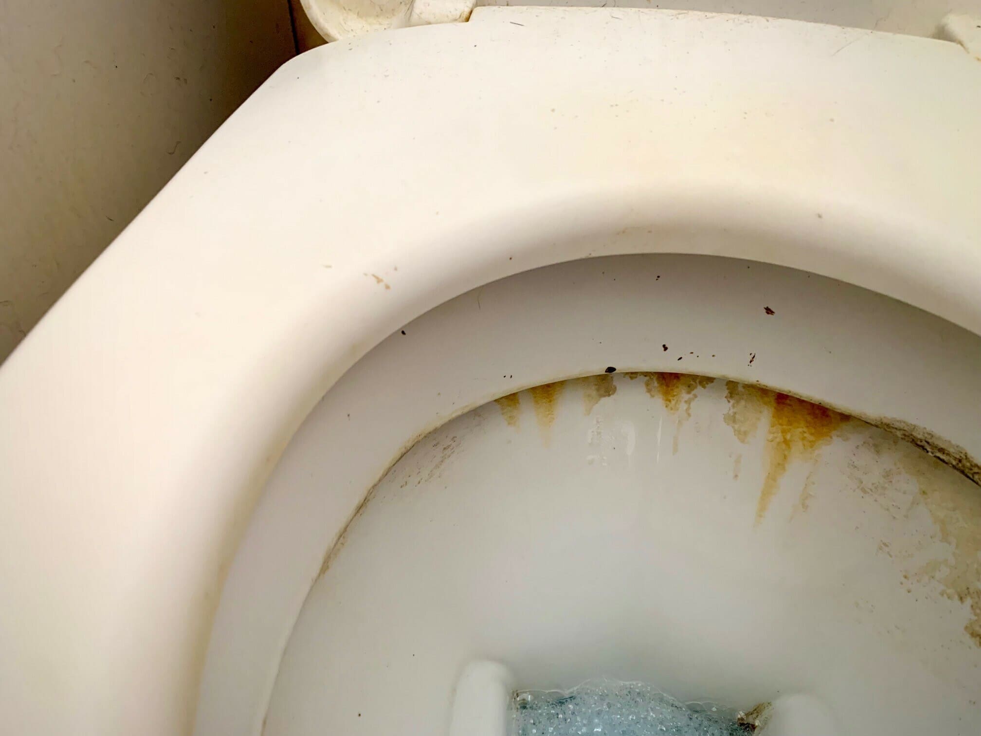 découvrez notre guide pratique sur le détartrage naturel des wc. apprenez comment éliminer le tartre de manière écologique avec des astuces simples et efficaces, en utilisant des ingrédients naturels qui préservent l'environnement tout en assurant une propreté impeccable de vos toilettes.