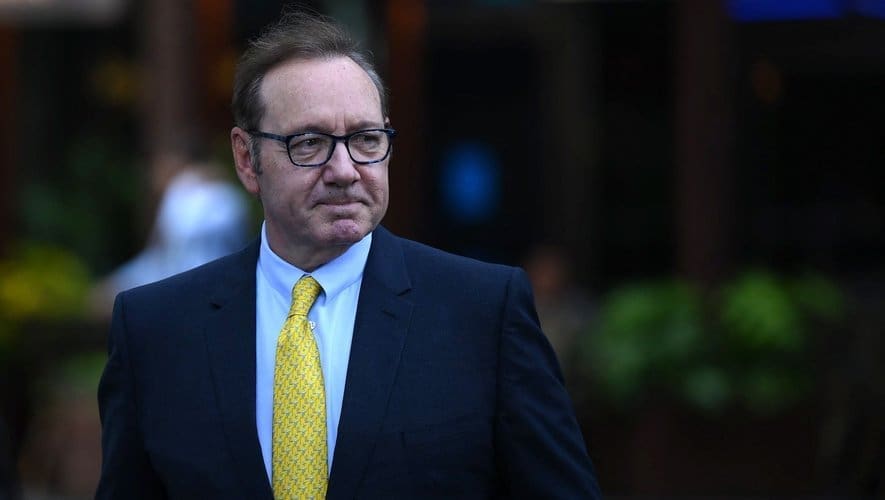 kevin spacey, l'acteur oscarisé, est au centre d'une controverse majeure alors qu'il est poursuivi pour agression à londres. découvrez les détails de cette affaire qui secoue le monde du cinéma et les réactions du public.