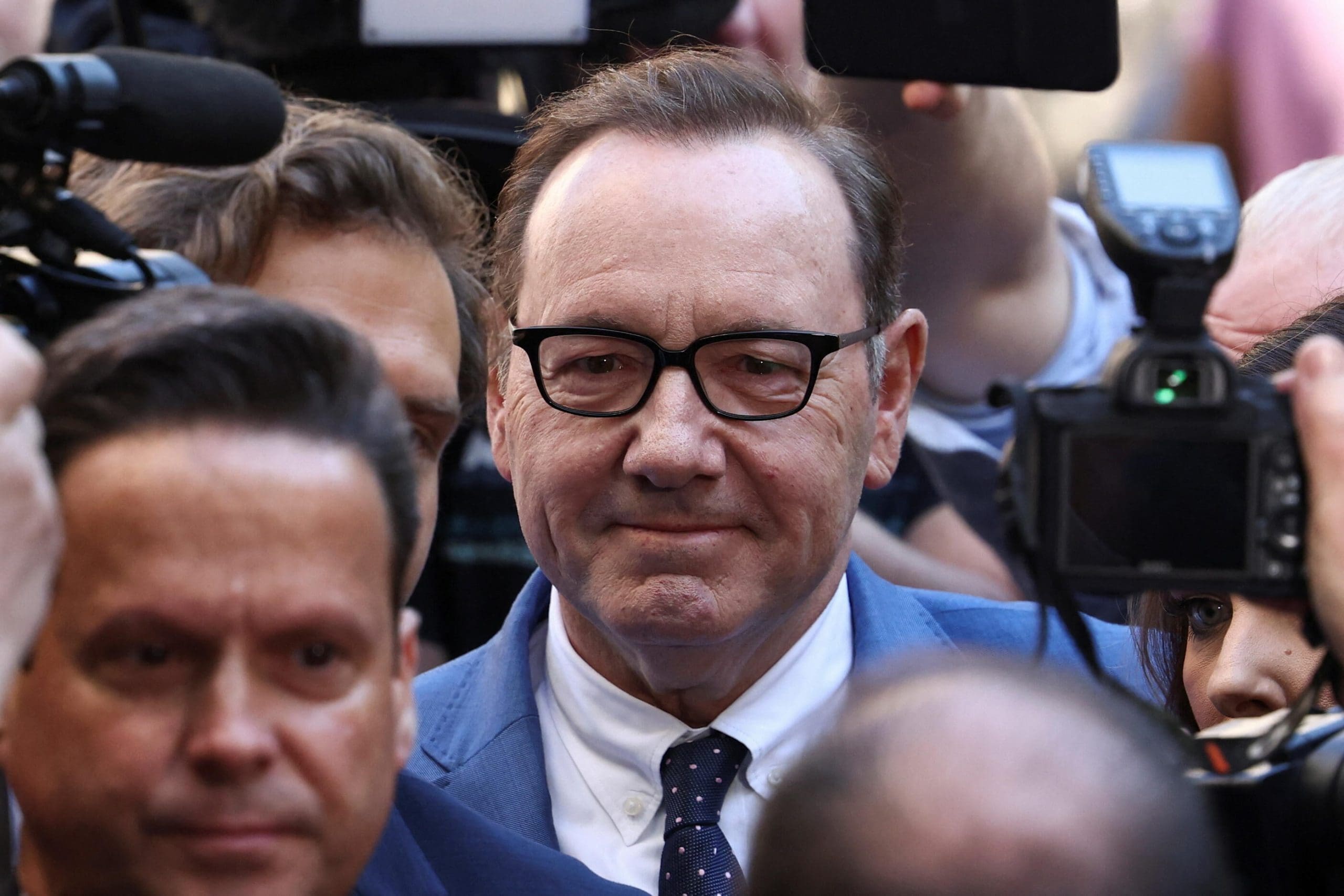 découvrez les dernières informations sur kevin spacey, poursuivi pour agression à londres. plongée dans cette affaire qui secoue le monde du cinéma et des célébrités, révélant les enjeux juridiques et médiatiques autour de cette accusation retentissante.