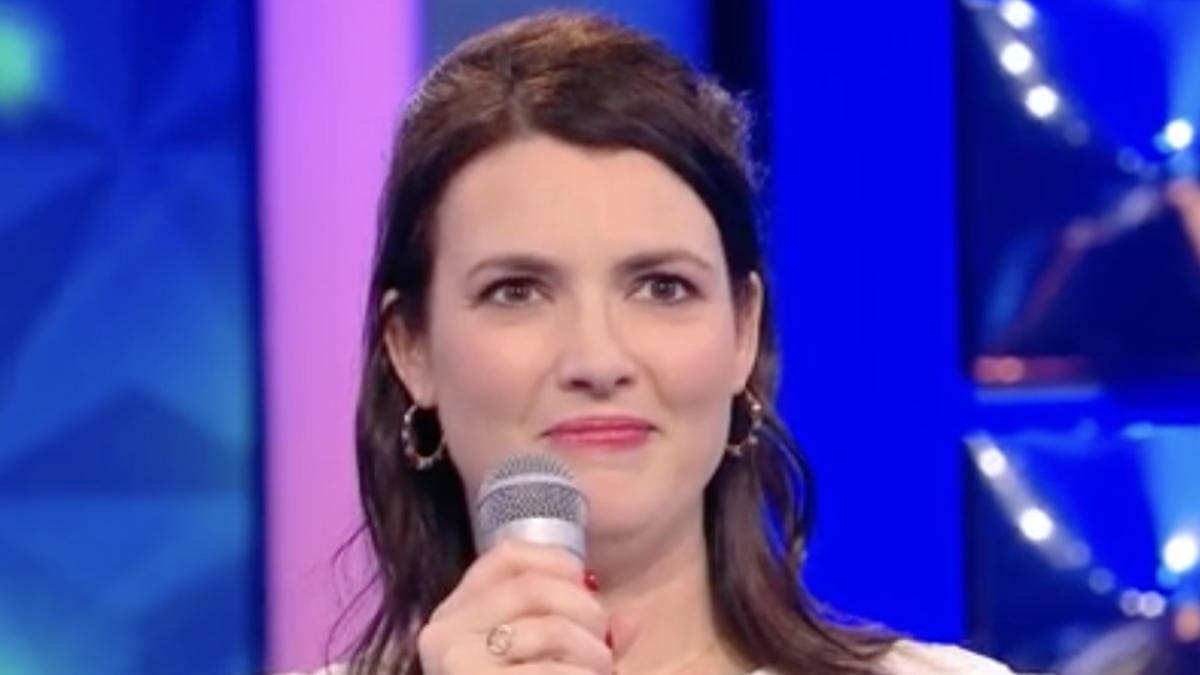 découvrez nelly, le nouveau maestro de l'émission emblématique 'n'oubliez pas les paroles'. plongez dans son univers musical et suivez ses performances captivantes qui font vibrer le public chaque soir. ne manquez pas ses interprétations uniques et son charisme sur scène !