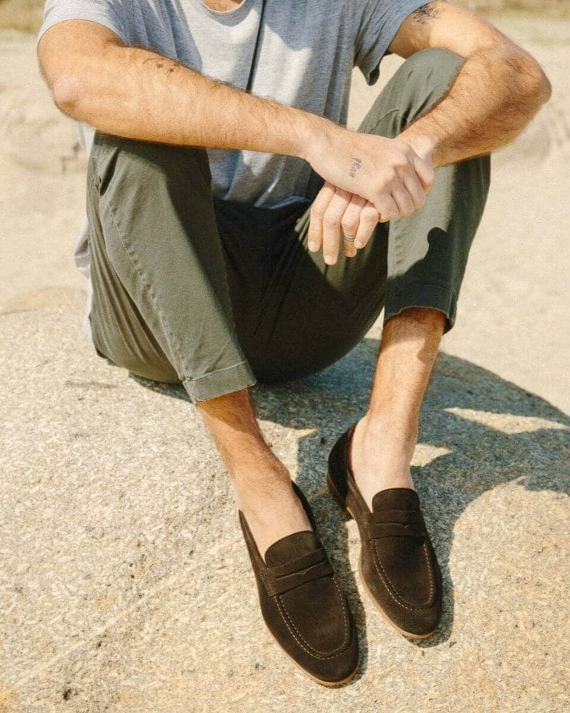 découvrez notre nettoyant pour chaussures en daim, spécialement formulé pour raviver la texture et la couleur de vos chaussures tout en les protégeant des taches et de l'humidité. idéal pour un entretien facile et efficace, ce produit prolonge la vie de vos accessoires en daim.