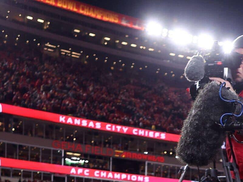 découvrez la réaction surprenante de taylor swift lors du super bowl, un moment mémorable qui a captivé les fans et suscité des réactions dans le monde entier. ne manquez pas ces instants marquants du grand événement sportif!
