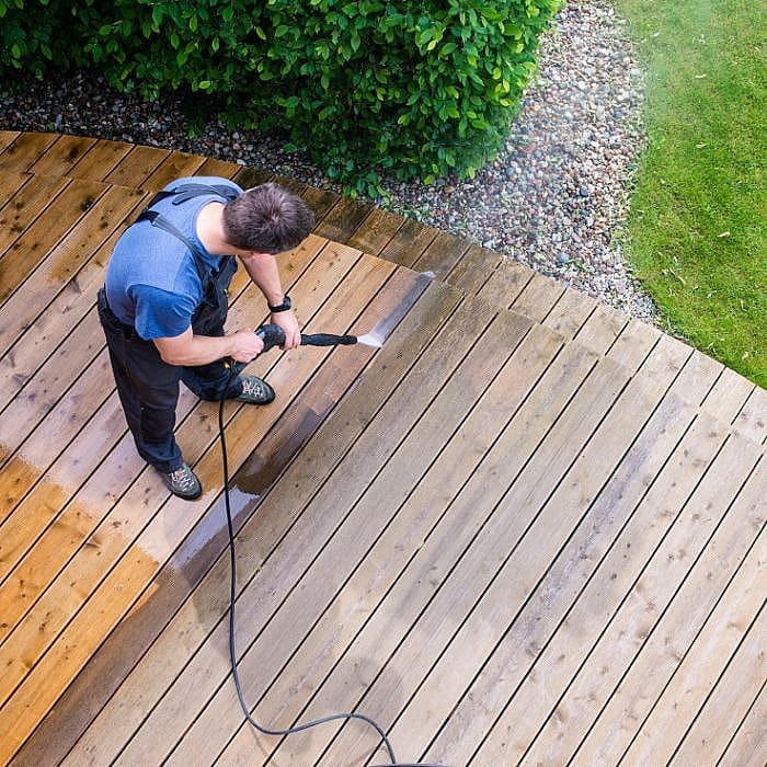découvrez nos conseils et astuces pour un nettoyage efficace de votre terrasse en bois. prolongez la durée de vie de votre extérieur tout en lui redonnant son éclat d'origine grâce à nos techniques adaptées et produits écologiques.