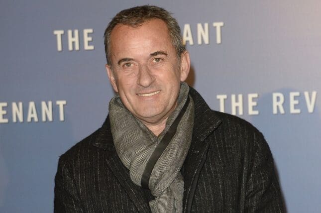 découvrez le poignant départ de christophe dechavanne, une figure emblématique du petit écran. revivez les moments forts de sa carrière et les émotions qui entourent son au revoir. un hommage riche en souvenirs et en émotions.