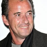 découvrez l'émouvant départ de christophe dechavanne, un moment poignant qui marque la fin d'une ère. revivez les instants forts, les souvenirs et l'émotion palpable lors de cet au revoir touchant.