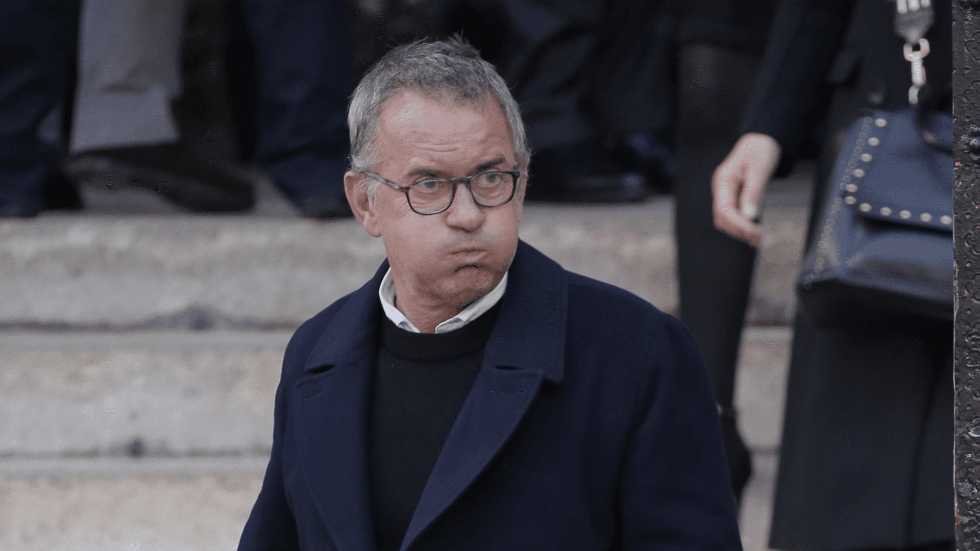 découvrez le départ émouvant de christophe dechavanne, une personnalité emblématique de la télévision française. revivez les moments forts de sa carrière et les émotions palpables qui ont marqué son départ, touchant ainsi des millions de téléspectateurs.