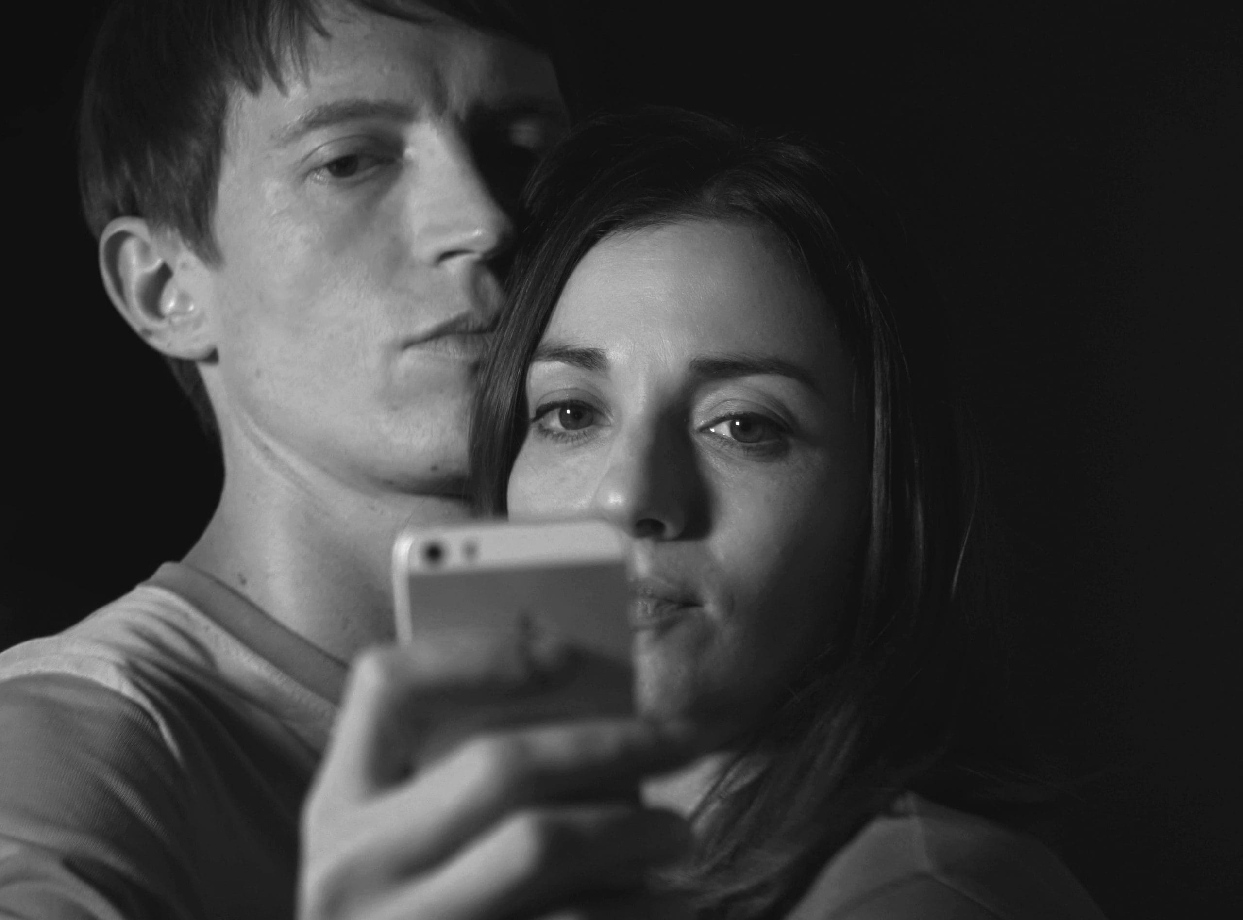 découvrez l'histoire touchante d'émilie et maxime, un duo inséparable aux liens indéfectibles. leur complicité unique a traversé les épreuves et illumine leur quotidien. plongez dans leur univers où l'amitié et l'amour s'entrelacent, révélant les secrets d'une relation authentique et inspirante.