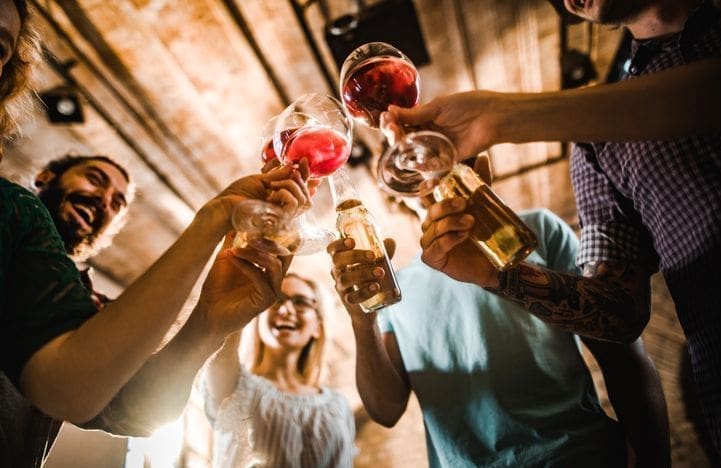 découvrez tout ce que vous devez savoir sur le cidre avec notre guide complet. apprenez les différentes variétés, les techniques de production, des conseils de dégustation et d'accords mets-cidre pour apprécier cette boisson traditionnelle. idéal pour les amateurs de cidre et les curieux!