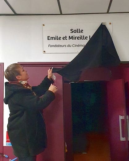 découvrez un hommage captivant au monde du cinéma, célébrant les chefs-d'œuvre et les talents qui ont marqué l'histoire du septième art. plongez dans un voyage nostalgique à travers les films emblématiques et les performances inoubliables qui continuent d'inspirer des générations.