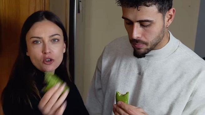 découvrez le parcours d'inès vandamme, qui avance avec son compagnon à travers les défis de la vie et de l'amour. une histoire inspirante de complicité et de soutien.