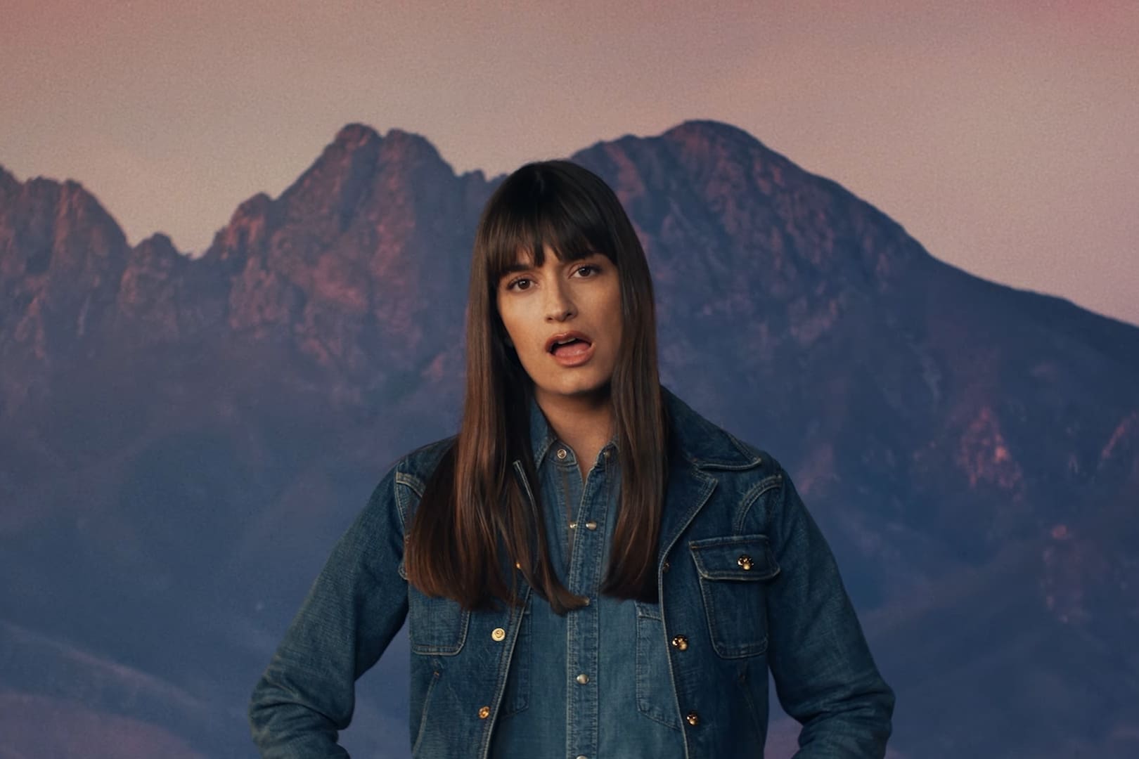 découvrez une collection exclusive de photos de clara luciani avec son fils, capturant des instants authentiques et émouvants. plongez dans l'univers artistique de l'artiste et de sa maternité, révélant des moments de tendresse et de complicité.