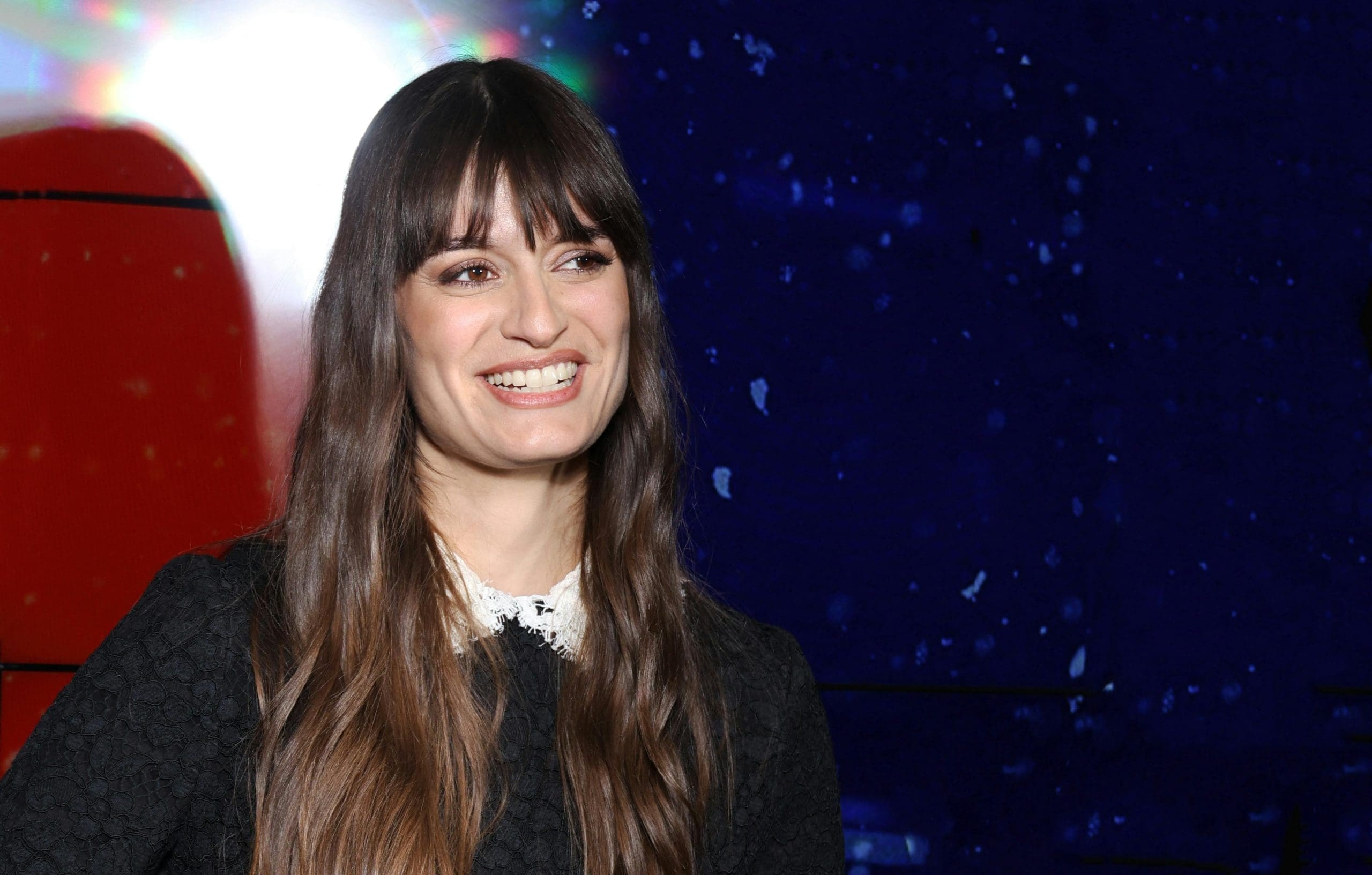 découvrez la touchante photo de clara luciani avec son fils, capturant un moment d'amour et de complicité. plongez dans l'univers artistique de l'artiste et explorez son lien unique avec sa famille à travers cette image émouvante.