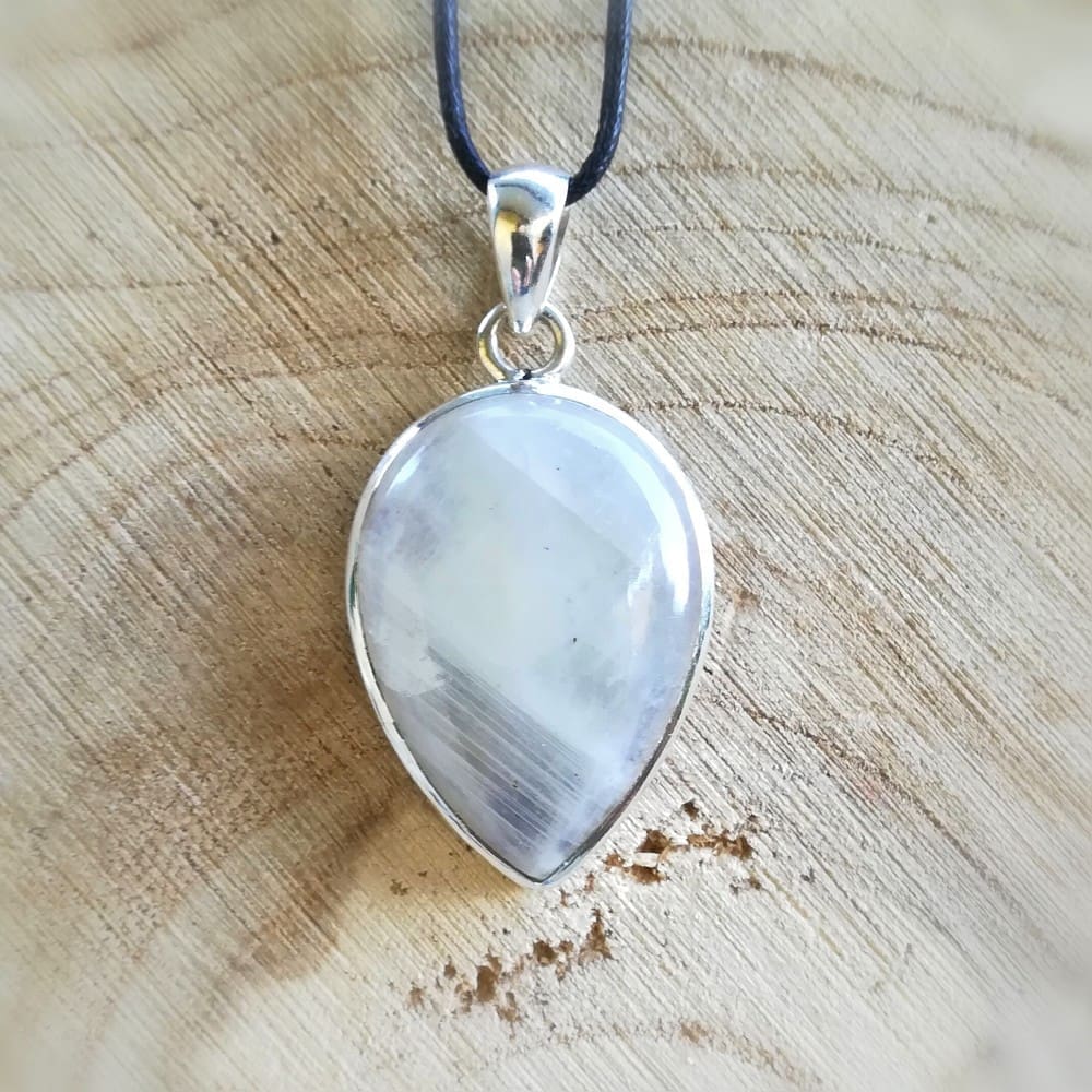 découvrez la beauté envoûtante de la pierre de lune, une gemme fascinante symbolisant l'intuition et la sérénité. explorez ses propriétés, ses significations et comment elle peut embellir vos bijoux et votre quotidien.