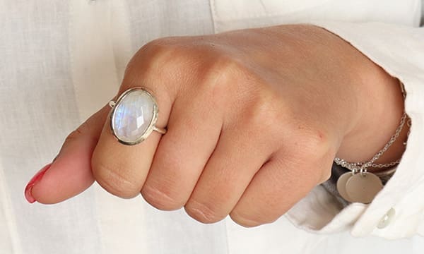 découvrez la beauté fascinante de la pierre de lune, une gemme aux reflets mystiques qui évoque la lumière de la lune. apprenez-en plus sur ses propriétés, son utilisation en bijouterie et son rôle dans la lithothérapie.