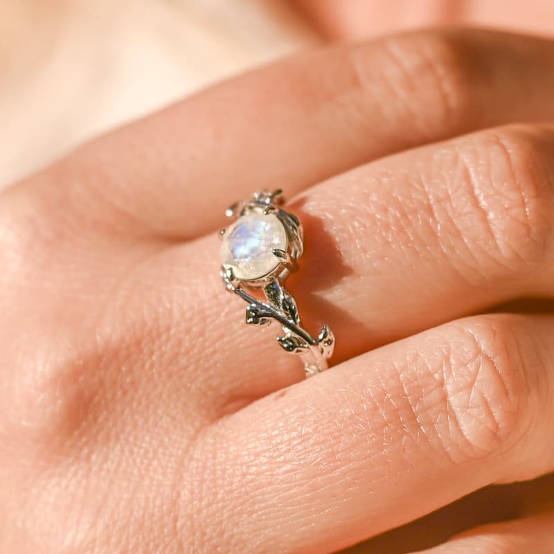 découvrez la pierre de lune, une gemme mystérieuse aux reflets enchanteurs. apprenez ses propriétés, son histoire fascinante et comment l'intégrer dans vos bijoux pour ajouter une touche d'élégance et de magie à votre style.