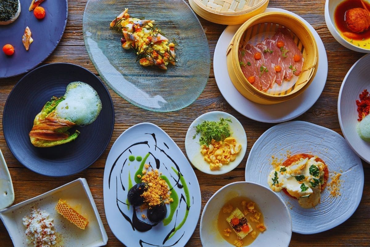 découvrez l'excellence culinaire au cœur de la bretagne dans notre restaurant étoilé. savourez des plats raffinés préparés avec des ingrédients locaux et profitez d'une expérience gastronomique inoubliable dans un cadre enchanteur.