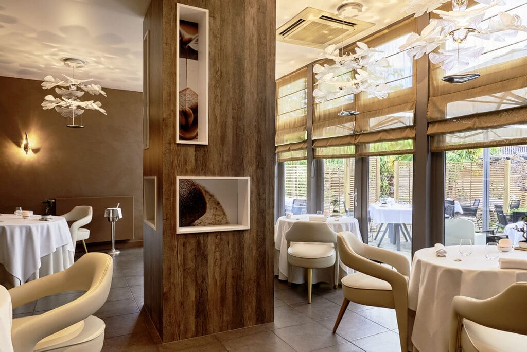 découvrez un restaurant étoilé en bretagne où la gastronomie rencontre l'authenticité. savourez des plats raffinés élaborés à partir de produits locaux, dans un cadre enchanteur qui célèbre la culture bretonne.