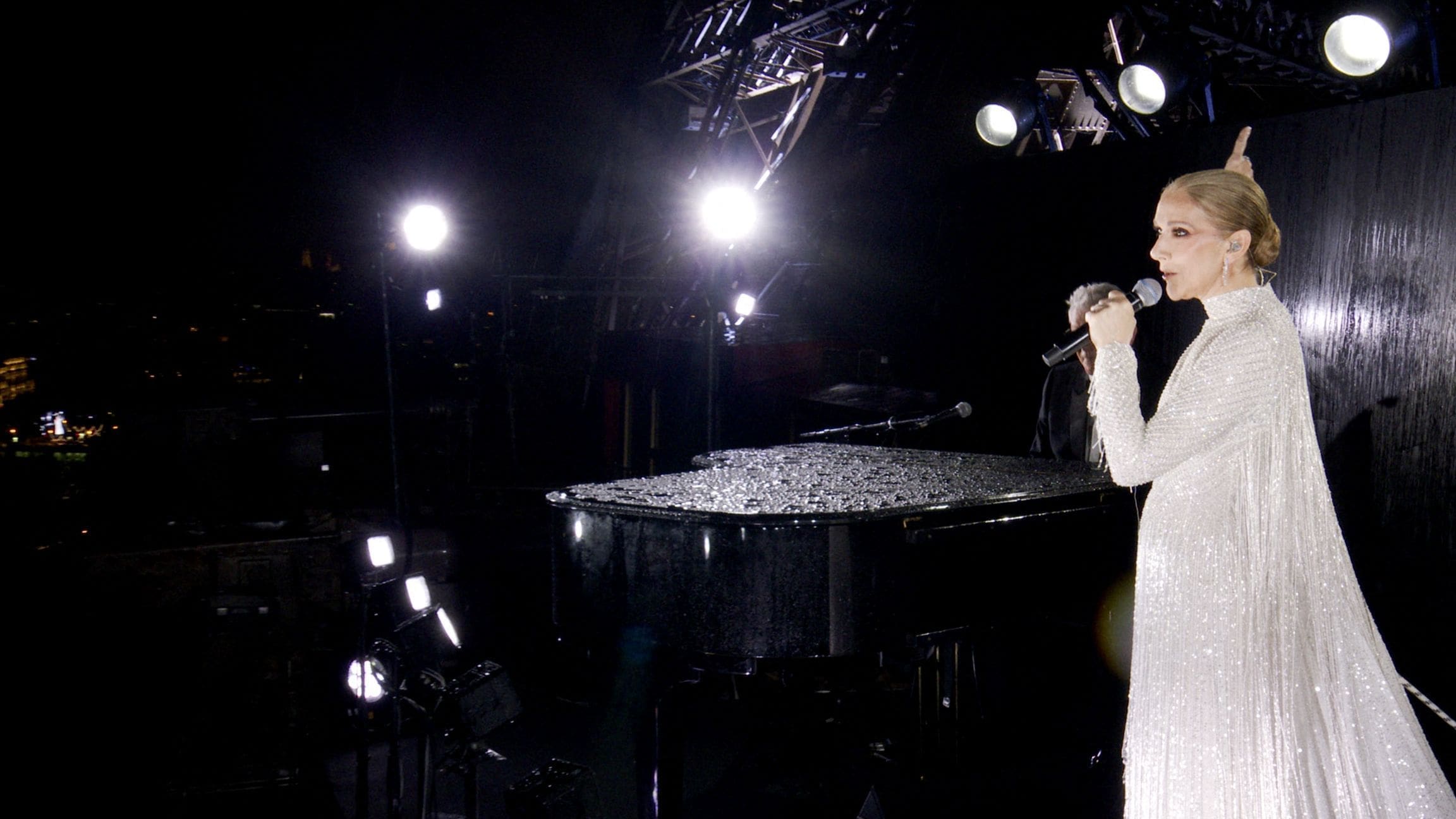 découvrez le retour tant attendu de céline dion sur scène ! plongez dans l'univers musical de la superstar et ne manquez pas ses actualités, concerts, et projets à venir. préparez-vous à vivre des moments inoubliables avec l'une des voix les plus emblématiques de notre époque.