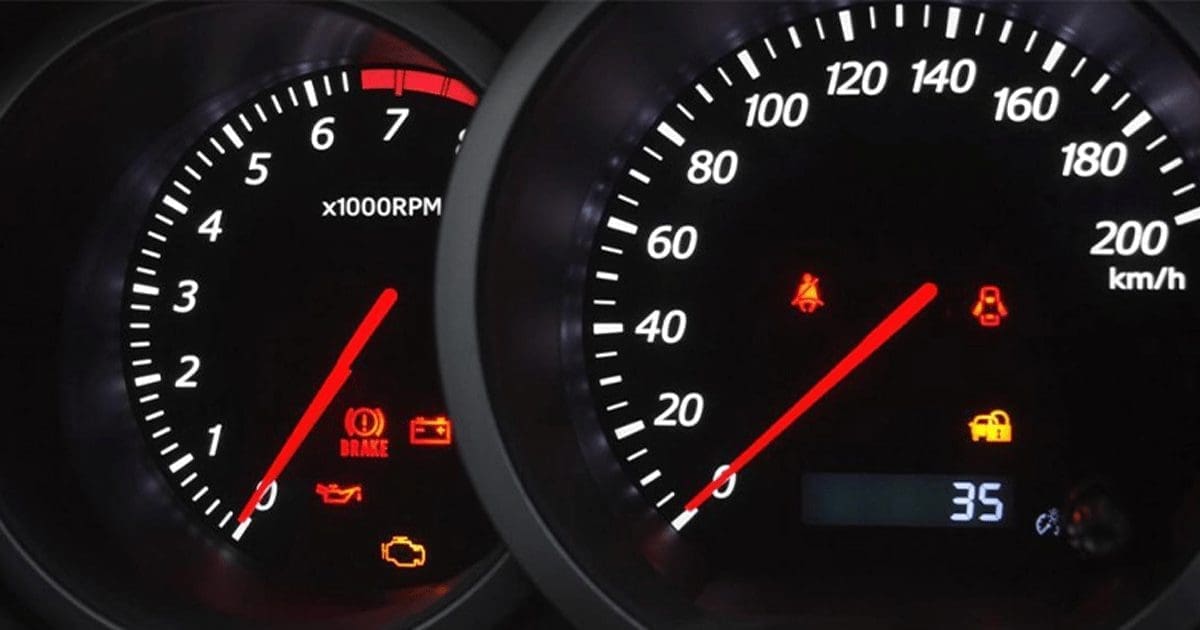 découvrez les voyants du tableau de bord de votre véhicule : leur signification, leur importance pour la sécurité et le bon fonctionnement de votre voiture. apprenez à les interpréter pour une conduite sereine.