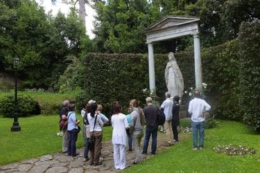 découvrez le jardin secret du palais des papes, un havre de paix au cœur d'avignon, où la nature et l'histoire s'entremêlent. promenez-vous parmi les magnifiques fleurs et profitez d'une vue imprenable sur ce monument emblématique.