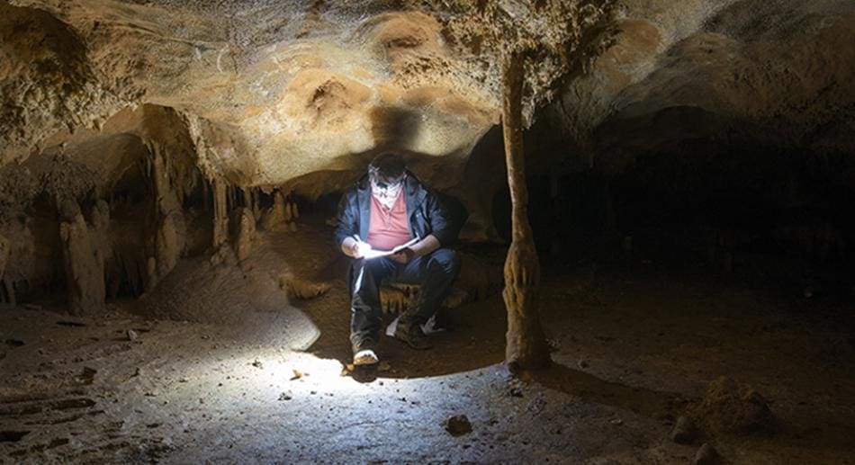 découvrez l'univers fascinant des explorations de grottes salées. plongez dans un monde souterrain où la beauté naturelle se mêle aux mystères des formations minérales. que vous soyez un aventurier passionné ou un curieux, préparez-vous à vivre une expérience inoubliable au cœur de ces merveilles cachées.