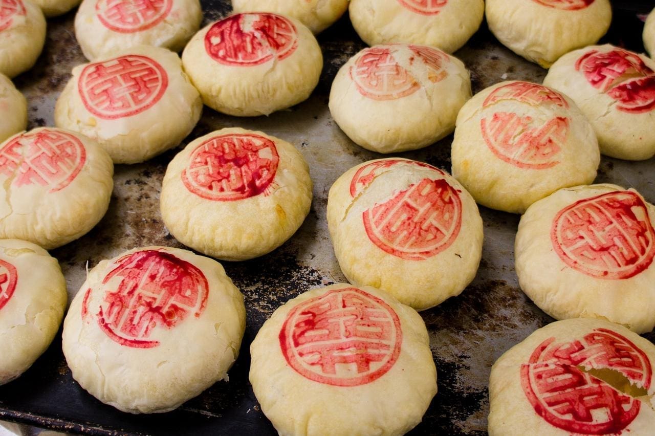 découvrez l'univers fascinant des mariages chinois, riches en traditions et en coutumes. plongez dans les rituels symboliques, la magnifique tenue des mariés et les célébrations joyeuses qui font de chaque mariage un événement inoubliable.