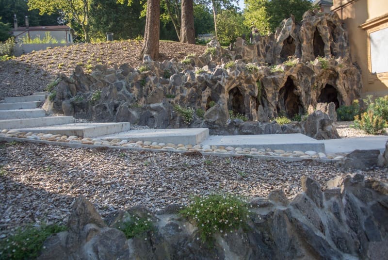 découvrez un jardin secret médiéval où la nature et l'histoire se rencontrent. plongez dans un univers enchanteur, entouré de plantes anciennes et de paysages inspirés du moyen âge, pour une expérience unique de sérénité et de découverte.