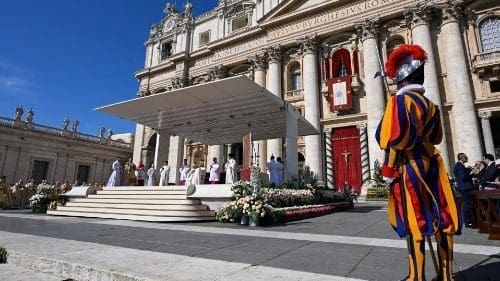 découvrez le récit captivant du conclave pour élire le nouveau pape, un événement marquant de la tradition catholique où les cardinaux se réunissent pour voter et choisir le successeur de saint-pierre. suivez les coulisses, les enjeux et les rites qui entourent cette cérémonie solennelle.