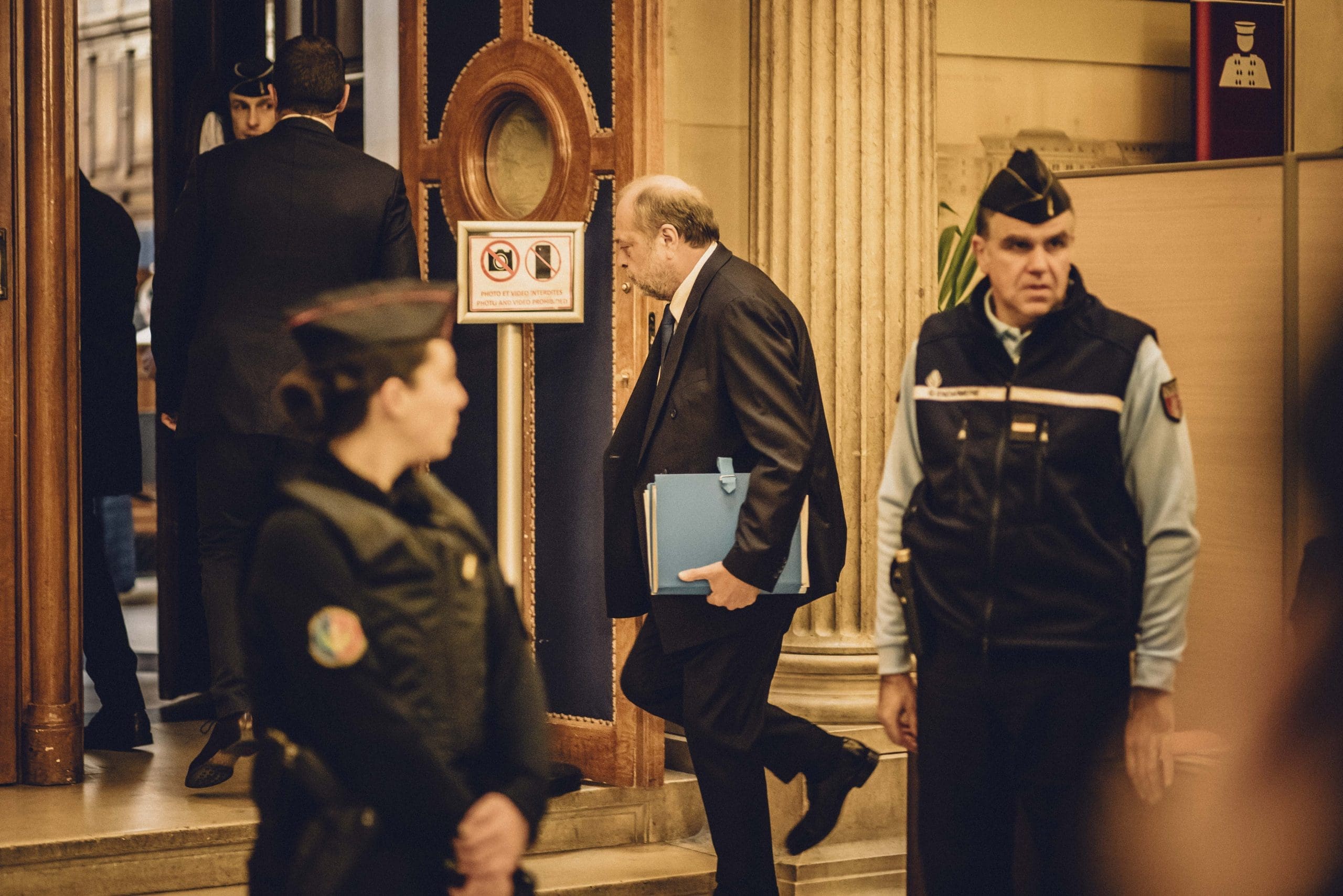 découvrez les enjeux et les conséquences de la plainte en diffamation intentée par dupond-moretti contre levrault. analyse des accusations, du contexte juridique et des implications pour les deux parties dans cette affaire médiatisée.