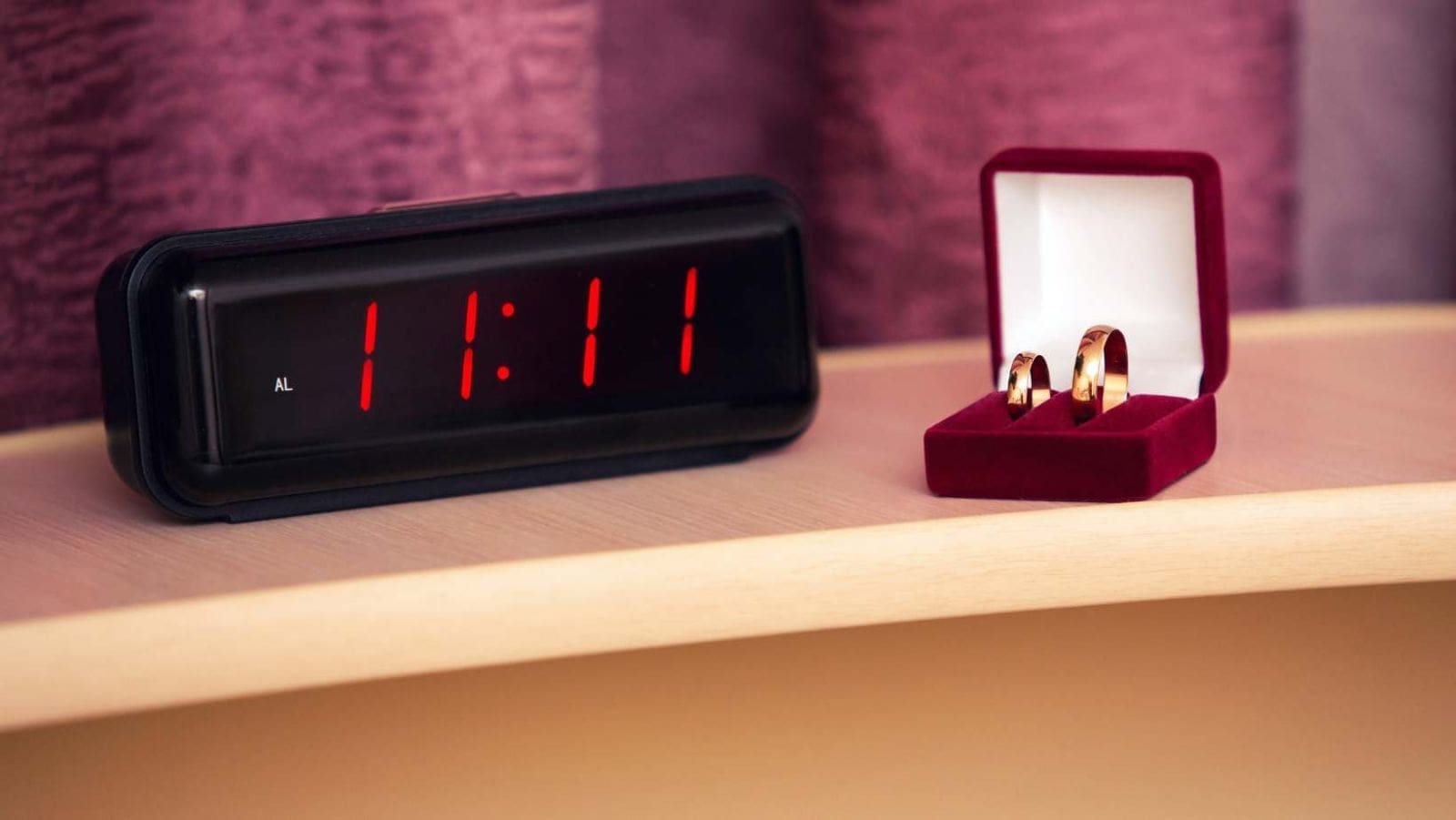 découvrez la signification fascinante des heures miroir, notamment 11h11. explorez les messages spirituels, les interprétations et les réflexions que ce moment particulier peut apporter à votre vie. plongez dans l'univers des synchronicités et des symboles pour en apprendre davantage sur ces instants magiques.