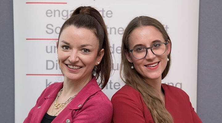 découvrez comment les journalistes en suisse adoptent des pratiques de distanciation dans le cadre de leur travail, notamment face aux enjeux sociaux et politiques actuels. plongez dans une analyse approfondie des méthodes utilisées pour maintenir l'objectivité et la rigueur journalistique.