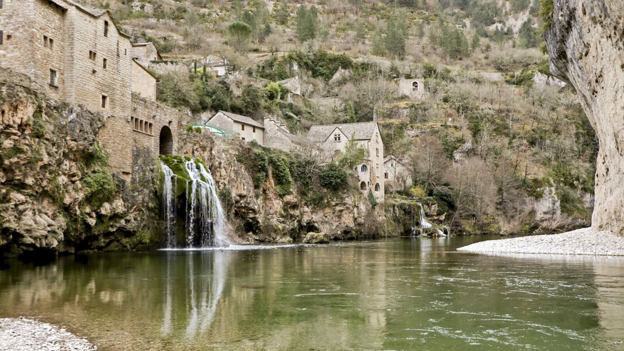 découvrez un joyau caché du pays basque, où la beauté naturelle rencontre la culture riche et authentique. évadez-vous vers des paysages époustouflants, des traditions vivantes et une gastronomie savoureuse dans cette destination préservée.