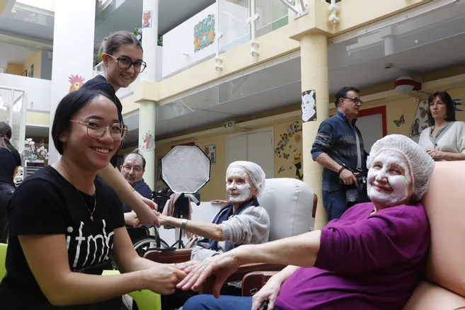 découvrez l'histoire fascinante des jumelles centenaires du loiret, un témoignage émouvant de la longévité et des liens familiaux. explorez leur parcours de vie, leurs souvenirs et leur sagesse accumulée au fil des décennies.