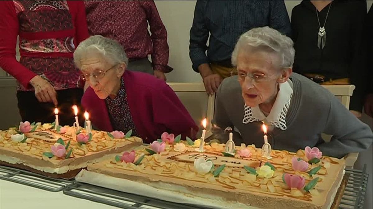 découvrez l'histoire fascinante des jumelles centenaires du loiret, un témoignage émouvant de longévité et de complicité exceptionnelle. plongez dans leur vie, leurs anecdotes et leur héritage unique, symbole de l'amour fraternel à travers les générations.