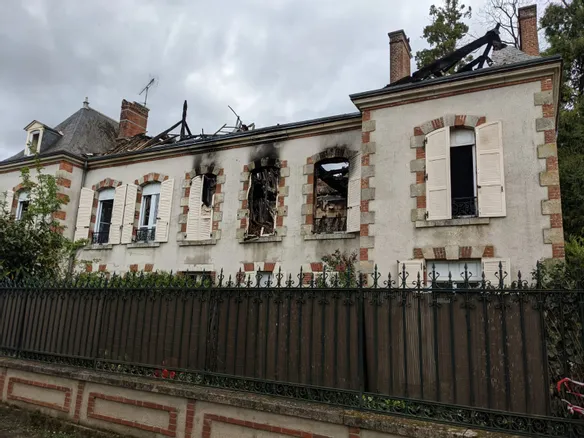 découvrez l'histoire fascinante des jumelles centenaires du loiret, un témoignage émouvant de longévité et de complicité. plongez dans leur parcours unique, entre rires et souvenirs, et explorez la richesse de leurs expériences à travers le temps.