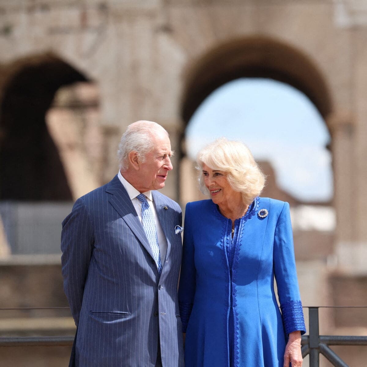découvrez l'histoire fascinante de l'union entre camilla et charles, un voyage à travers les défis et les triomphes qui ont marqué leur longévité ensemble. explorez les secrets de leur relation durable et les leçons d'amour qu'ils ont à partager.