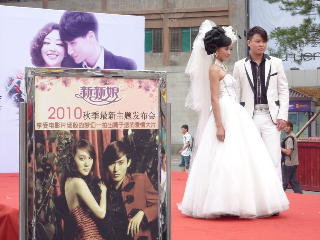 découvrez l'univers fascinant des mariages chinois, une célébration riche en traditions et en symboles. explorez les coutumes, les rituels et les éléments clés qui font de chaque mariage chinois un événement unique et mémorable.