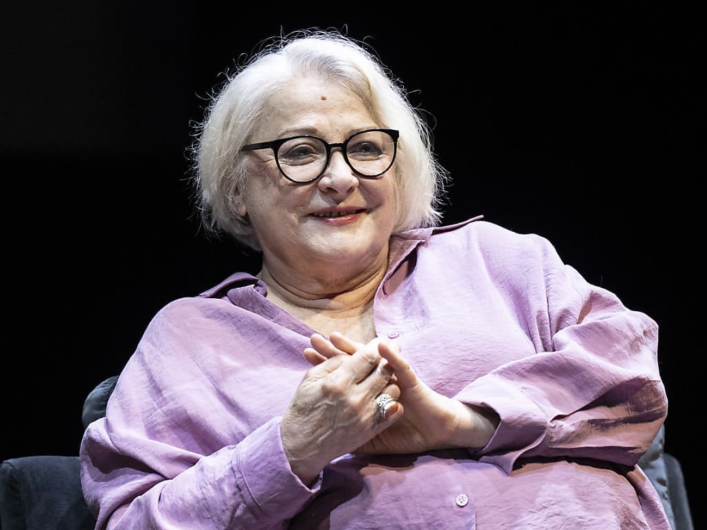 découvrez 'mystère familial' de josiane balasko, une œuvre captivante qui explore les liens complexes d'une famille à travers le prisme du secret et de la vérité. émotions, tensions et révélations s'entremêlent dans ce récit poignant qui nous invite à réfléchir sur nos propres relations familiales.