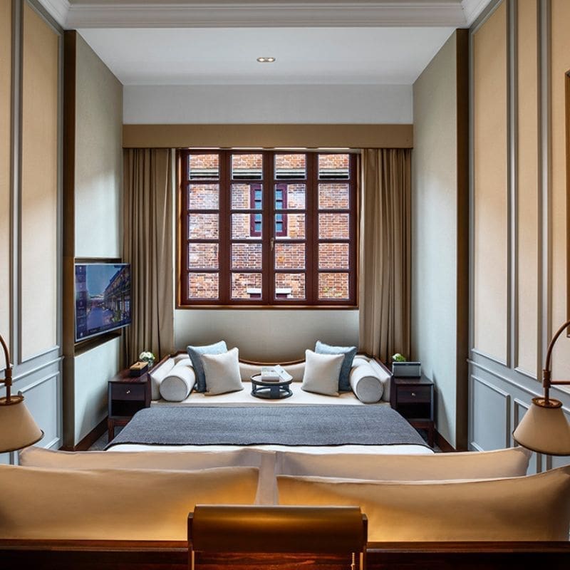 découvrez l'alliance unique entre la mode emblématique de prada et l'univers cinématographique du réalisateur wong kar-wai à shanghai. une exploration fascinante de l'esthétique et de la créativité qui transcende les frontières entre le cinéma et la haute couture.