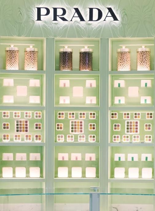 découvrez l'alliance unique entre la mode emblématique de prada et l'univers cinématographique fascinant de wong kar-wai à shanghai. plongez dans une expérience artistique où le style et le cinéma se rencontrent, révélant la créativité et l'innovation au cœur de cette métropole dynamique.