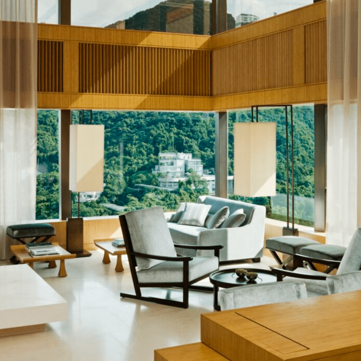 découvrez l'alliance fascinante entre la mode luxueuse de prada et l'univers cinématographique unique de wong kar-wai à shanghai. plongez dans une expérience visuelle où l'esthétique rencontre l'art, révélant une synergie culturelle inédite.