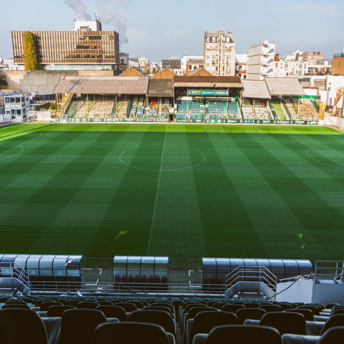 découvrez les dernières actualités et analyses sur le rachat du red star, club emblématique du football français. plongez dans les enjeux financiers, les nouveaux projets et l'impact sur l'équipe et ses supporters.