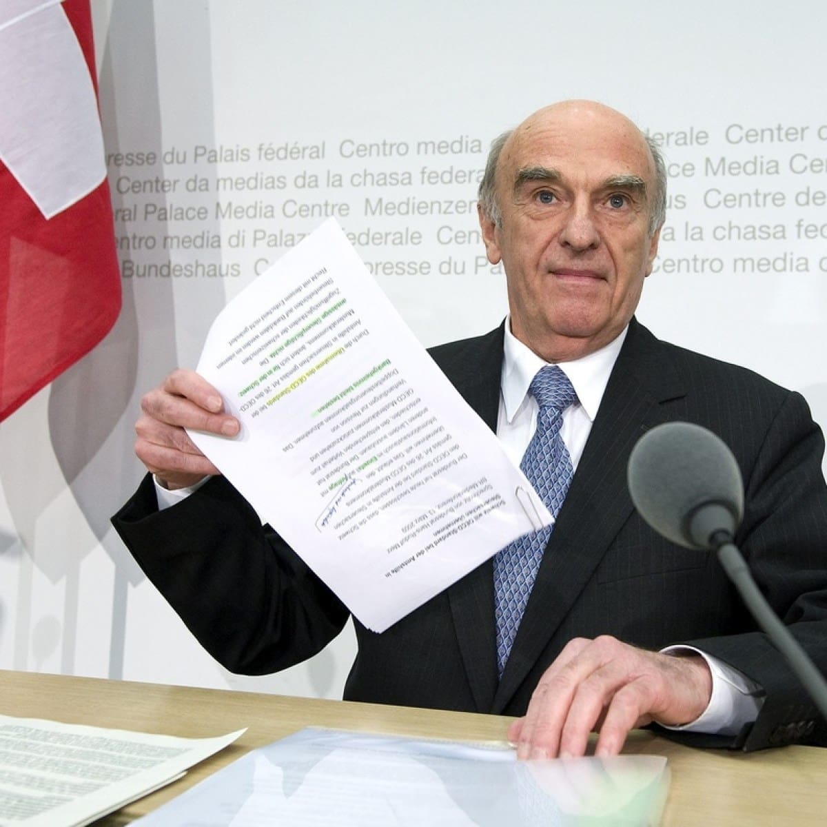 découvrez les enjeux et implications de la rétroactivité en matière de secret bancaire. analyse des conséquences juridiques et des débats éthiques entourant cette notion dans le contexte financier actuel.