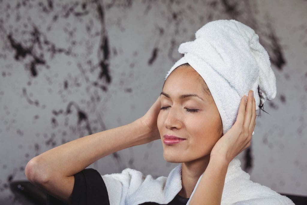 découvrez notre serviette chaude pour cheveux, l'accessoire essentiel pour un séchage rapide et un soin optimal. offrez à vos cheveux douceur et chaleur grâce à cette serviette innovante qui retient l'humidité tout en préservant la santé de votre chevelure.