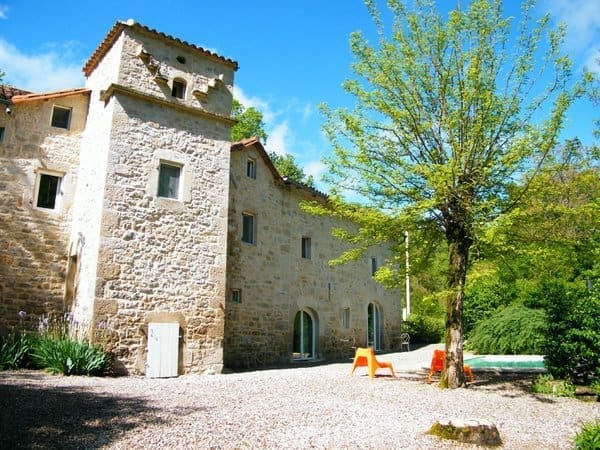 découvrez les tensions qui règnent à saint-rome-de-cernon, un village paisible du sud de la france. analyse des causes, des impacts sur la communauté et des perspectives d'avenir dans cet article captivant.